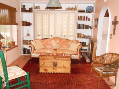 Wonderful built in shevles!
