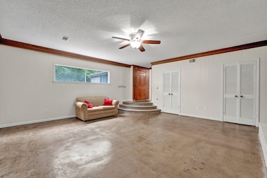 Sitting room with visible vents, ornamental moldin