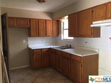 911 Little St, Copperas Cove, TX 76522 - photo 2