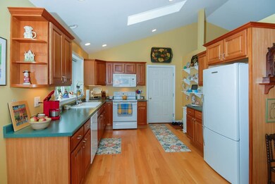 7 Briallia Cir, Newmarket, NH 03857 - photo 4