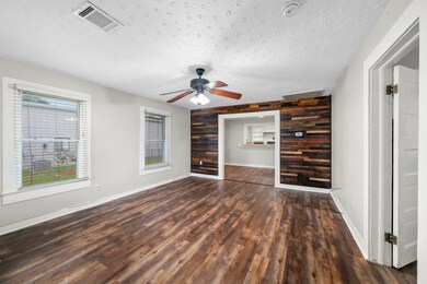 209 N Sycamore St, Tomball, TX 77375 - photo 2