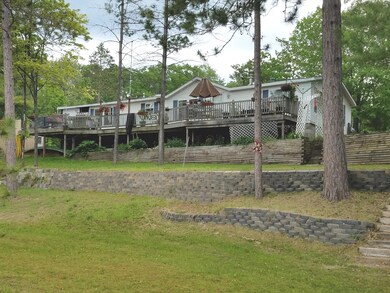 Full deck on the lake side