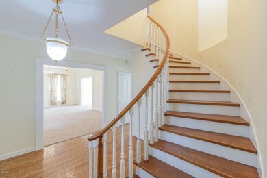 4) FOYER