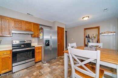 8209 Cortland Dr, Louisville, KY 40228 - photo 3