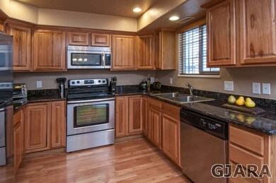 Granite slab kitchen with stainless appliance pack