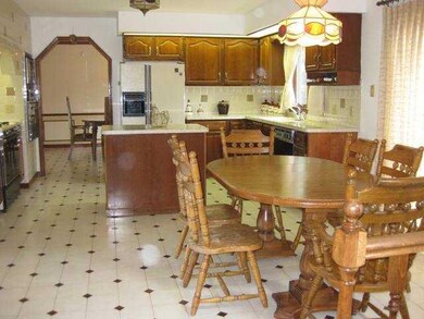 Kitchen Large Kitchen for ease of entertaining!