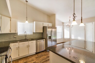 3507 E Wickieup Ln-0019