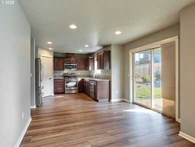 348 SW Mt Rainier St, McMinnville, OR 97128 - photo 5