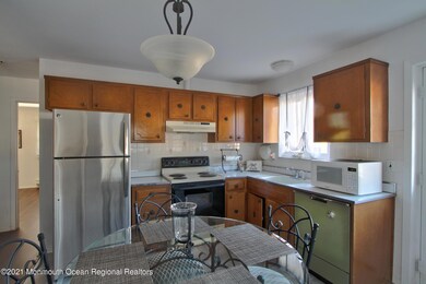 Eat-In-Kitchen