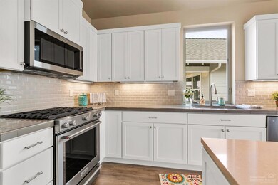 61077 SE Echo Lake Ct, Bend, OR 97702 - photo 4