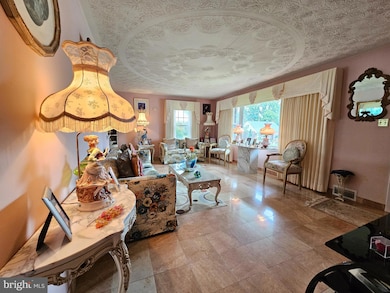 210 W 40th St, Reading, PA 19606 - photo 4