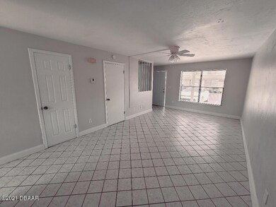 canalview living room pic 6