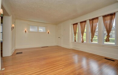 1740- Living Room (3)