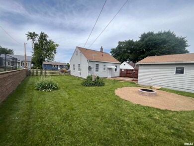 1319 W 36th St, Davenport, IA 52806 - photo 4