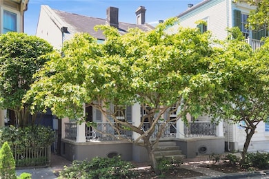 1032 Esplanade with view of roof line