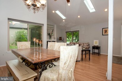 8633 Reseca Ln, Springfield, VA 22152 - photo 7