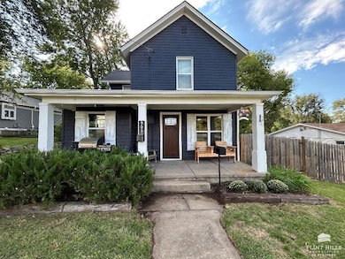 903 Poplar St, Wamego, KS 66547 - photo 2