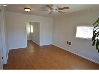 Living Room/Entrance