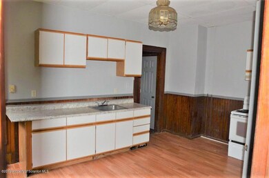 539 E Pine Apt 1 St, Olyphant, PA 18447 - photo 4