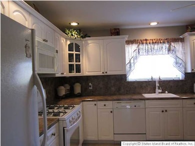 68 Darnell Ln, Staten Island, NY 10309 - photo 2