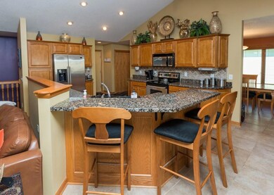 Open eat-in kitchen - also space for a table in th