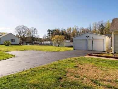 2611 Mapleview Ln, Burlington, NC 27217 - photo 2