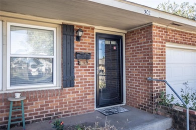 302 E Tom Stafford St, Weatherford, OK 73096 - photo 3