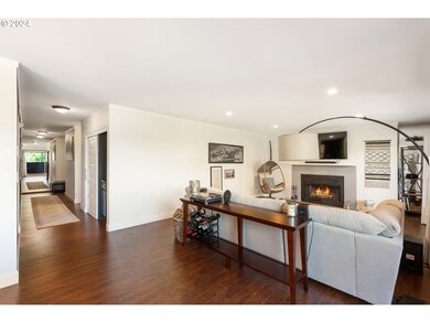 Living Room/Entrance