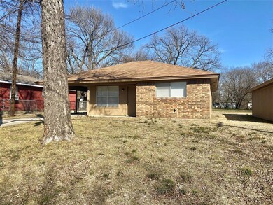 722 N Taylor St, Gainesville, TX 76240 - photo 2