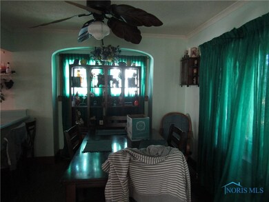 dining room has bay window (behind green curtains)