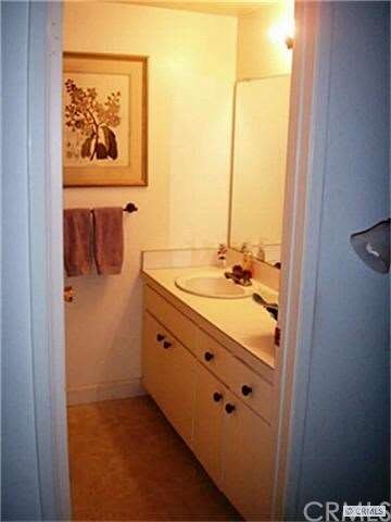 1st floor 1/2 bath
