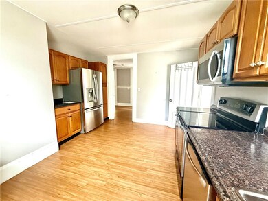 571 Spring St unit 2, Newport, RI 02840 - photo 4