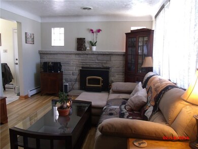 Spacious livingroom with coved ceilings, gleaming