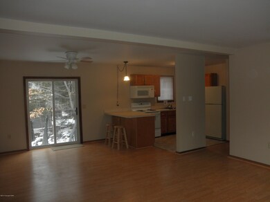 859 Country Place Dr, Tobyhanna, PA 18466 - photo 2