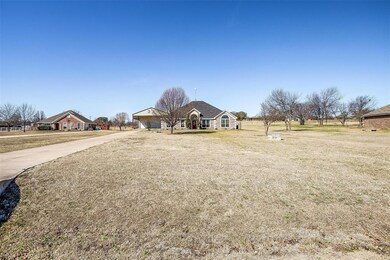 129 Lost Oak Dr, Azle, TX 76020 - photo 2