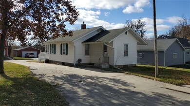 310 N 15th Ave W, Newton, IA 50208 - photo 3