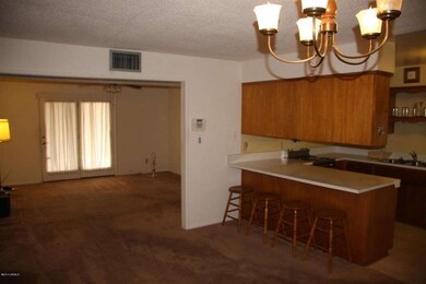 1207 E Avila 007