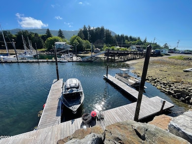 105 Cove St unit 4B, Craig, AK 99921 - photo 3