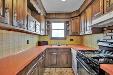 51 Clinton St, Pawtucket, RI 02861 - photo 7