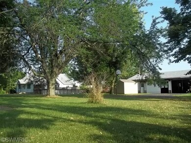 201 Sycamore St W, Three Oaks, MI 49128 - photo 2
