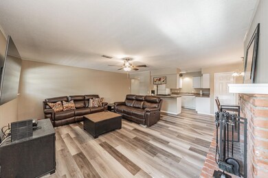 300 Tanglewood Dr, Hurst, TX 76053 - photo 5