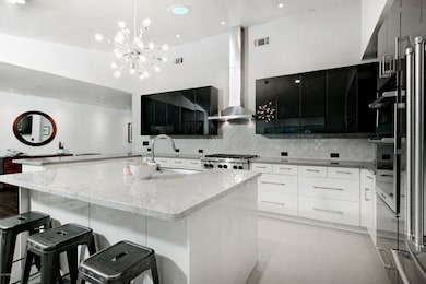6851EParadisePkwy014
