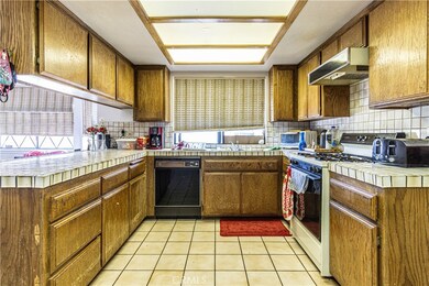 14294 Apple Creek Dr, Victorville, CA 92395 - photo 6