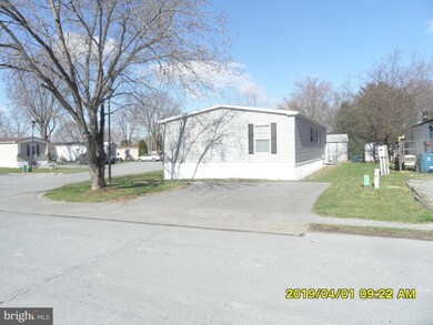 11218 Lakeside Dr, Hagerstown, MD 21740 - photo 4