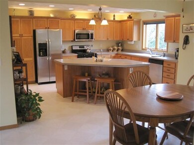 7137 N Shore Dr, Belleville, WI 53508 - photo 3