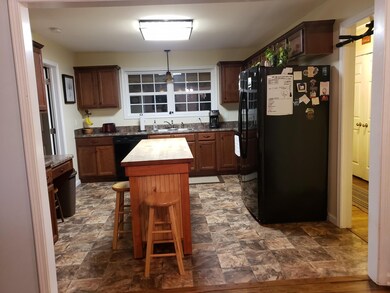 Kitchen (island does not convey)