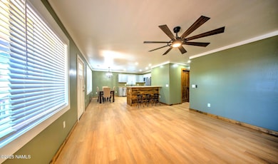 _0Z84692_3_4_5_6_1011 Apache (Facebook)