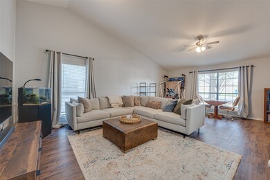 210 Wilshire Dr, Glenn Heights, TX 75154 - photo 7