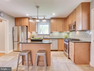 611 Manor Dr NE, Vienna, VA 22180 - photo 6