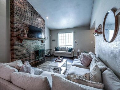 124-126 Hollyhill Ln, Denton, TX 76205 - photo 5